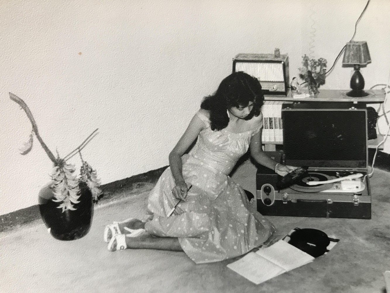 Moeder van Monique Verhoeckx met platenspeler